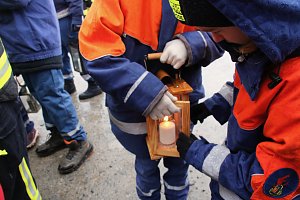 Das Friedenslicht aus Bethlehem wurde heute auf dem August-Bebel-Platz verteilt