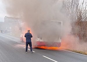 Bus bei Artern in Vollbrand