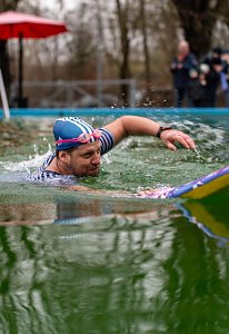 Traditionelles Anbaden im Neust&auml;dter Freibad bei f&uuml;nf Grad Wassertemperatur 