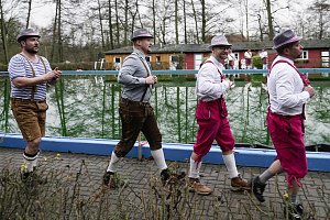 Traditionelles Anbaden im Neust&auml;dter Freibad bei f&uuml;nf Grad Wassertemperatur 