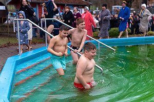Traditionelles Anbaden im Neust&auml;dter Freibad bei f&uuml;nf Grad Wassertemperatur 