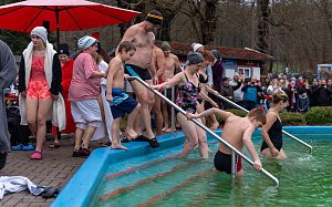 Traditionelles Anbaden im Neust&auml;dter Freibad bei f&uuml;nf Grad Wassertemperatur 