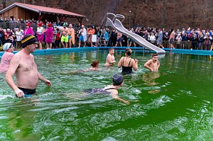 Traditionelles Anbaden im Neust&auml;dter Freibad bei f&uuml;nf Grad Wassertemperatur 