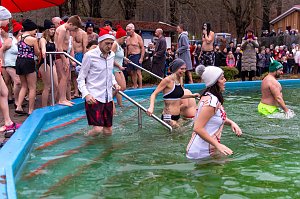 Traditionelles Anbaden im Neust&auml;dter Freibad bei f&uuml;nf Grad Wassertemperatur 