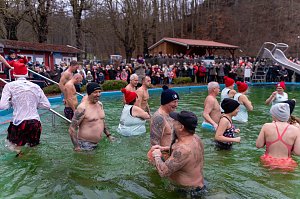 Traditionelles Anbaden im Neust&auml;dter Freibad bei f&uuml;nf Grad Wassertemperatur 