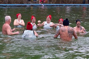 Traditionelles Anbaden im Neust&auml;dter Freibad bei f&uuml;nf Grad Wassertemperatur 