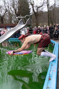 Traditionelles Anbaden im Neust&auml;dter Freibad bei f&uuml;nf Grad Wassertemperatur 