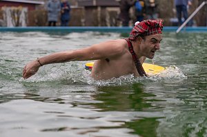 Traditionelles Anbaden im Neust&auml;dter Freibad bei f&uuml;nf Grad Wassertemperatur 