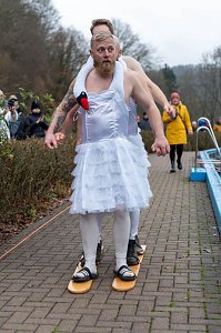 Traditionelles Anbaden im Neust&auml;dter Freibad bei f&uuml;nf Grad Wassertemperatur 