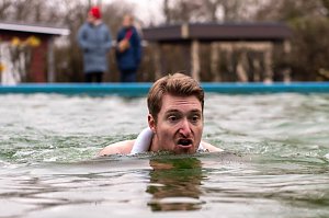Traditionelles Anbaden im Neust&auml;dter Freibad bei f&uuml;nf Grad Wassertemperatur 