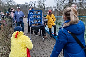 Traditionelles Anbaden im Neust&auml;dter Freibad bei f&uuml;nf Grad Wassertemperatur 