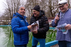 Traditionelles Anbaden im Neust&auml;dter Freibad bei f&uuml;nf Grad Wassertemperatur 