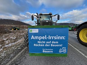  Landwirte mit ihren Maschinen blockieren die Bundesstra&szlig;e 4 bei Sondershausen
