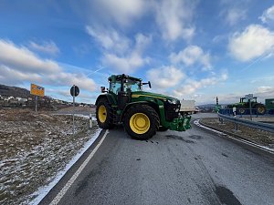  Landwirte mit ihren Maschinen blockieren die Bundesstra&szlig;e 4 bei Sondershausen