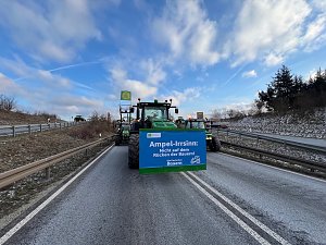  Landwirte mit ihren Maschinen blockieren die Bundesstra&szlig;e 4 bei Sondershausen