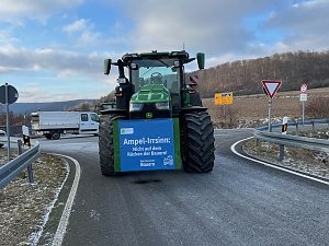  Landwirte mit ihren Maschinen blockieren die Bundesstra&szlig;e 4 bei Sondershausen