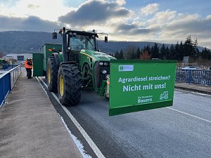  Landwirte mit ihren Maschinen blockieren die Bundesstra&szlig;e 4 bei Sondershausen