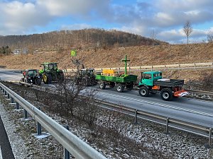  Landwirte mit ihren Maschinen blockieren die Bundesstra&szlig;e 4 bei Sondershausen