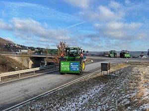  Landwirte mit ihren Maschinen blockieren die Bundesstra&szlig;e 4 bei Sondershausen