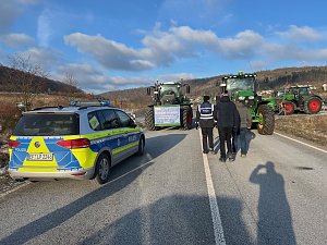  Landwirte mit ihren Maschinen blockieren die Bundesstra&szlig;e 4 bei Sondershausen