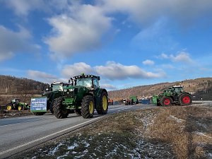  Landwirte mit ihren Maschinen blockieren die Bundesstra&szlig;e 4 bei Sondershausen