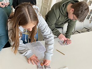 Die Klassen 10.2 und 10.5 im Foyer des Literaturarchivs