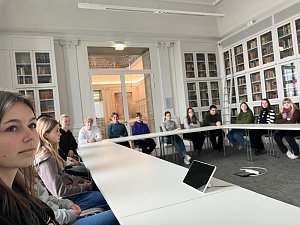 Die Klassen 10.2 und 10.5 im Foyer des Literaturarchivs