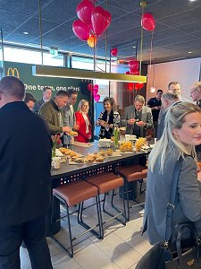 Kleine Er&ouml;ffnung am neuen Autohof Werther - Petra Hebig und ihr McDonalds wurden in Werther herzlich begr&uuml;&szlig;t