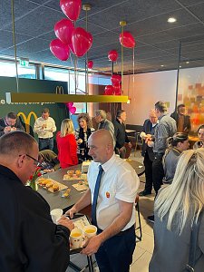 Kleine Er&ouml;ffnung am neuen Autohof Werther - Petra Hebig und ihr McDonalds wurden in Werther herzlich begr&uuml;&szlig;t