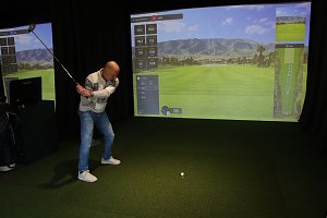 Der Neust&auml;dter Golfverein hat heute seine Indoor-Anlage eingeweiht