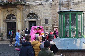Fr&ouml;hliche Menschen feierten bei strahlendem Sonnenschein den Karnevalsumzug durch Bad Langensalza