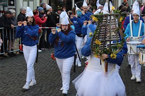 Fr&ouml;hliche Menschen feierten bei strahlendem Sonnenschein den Karnevalsumzug durch Bad Langensalza