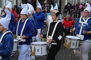 Fr&ouml;hliche Menschen feierten bei strahlendem Sonnenschein den Karnevalsumzug durch Bad Langensalza