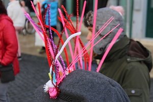 Fr&ouml;hliche Menschen feierten bei strahlendem Sonnenschein den Karnevalsumzug durch Bad Langensalza