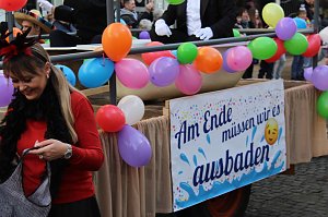 Fr&ouml;hliche Menschen feierten bei strahlendem Sonnenschein den Karnevalsumzug durch Bad Langensalza