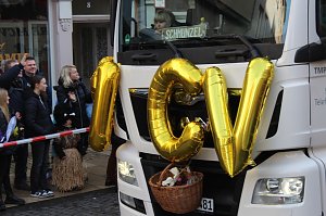 Fr&ouml;hliche Menschen feierten bei strahlendem Sonnenschein den Karnevalsumzug durch Bad Langensalza