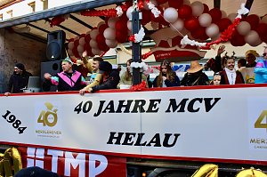 Fr&ouml;hliche Menschen feierten bei strahlendem Sonnenschein den Karnevalsumzug durch Bad Langensalza