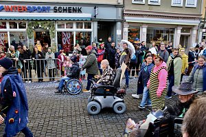 Fr&ouml;hliche Menschen feierten bei strahlendem Sonnenschein den Karnevalsumzug durch Bad Langensalza
