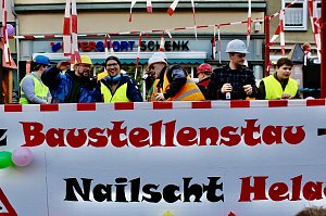 Fr&ouml;hliche Menschen feierten bei strahlendem Sonnenschein den Karnevalsumzug durch Bad Langensalza