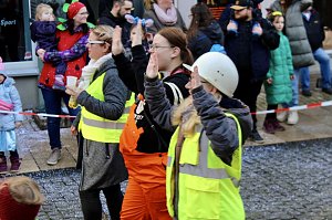 Fr&ouml;hliche Menschen feierten bei strahlendem Sonnenschein den Karnevalsumzug durch Bad Langensalza