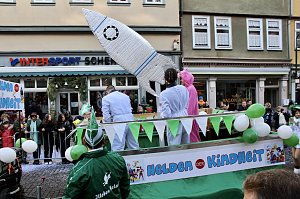 Fr&ouml;hliche Menschen feierten bei strahlendem Sonnenschein den Karnevalsumzug durch Bad Langensalza