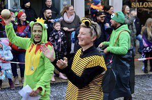 Fr&ouml;hliche Menschen feierten bei strahlendem Sonnenschein den Karnevalsumzug durch Bad Langensalza