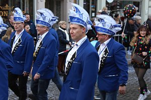 Fr&ouml;hliche Menschen feierten bei strahlendem Sonnenschein den Karnevalsumzug durch Bad Langensalza