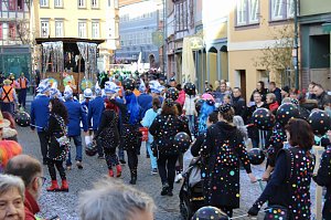 Fr&ouml;hliche Menschen feierten bei strahlendem Sonnenschein den Karnevalsumzug durch Bad Langensalza