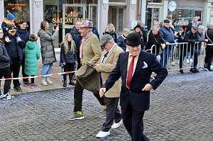 Fr&ouml;hliche Menschen feierten bei strahlendem Sonnenschein den Karnevalsumzug durch Bad Langensalza