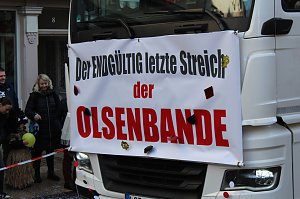 Fr&ouml;hliche Menschen feierten bei strahlendem Sonnenschein den Karnevalsumzug durch Bad Langensalza