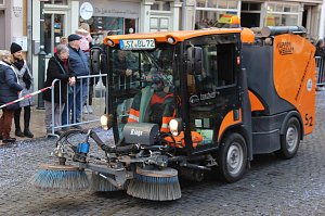 Fr&ouml;hliche Menschen feierten bei strahlendem Sonnenschein den Karnevalsumzug durch Bad Langensalza