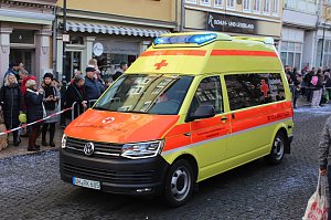 Fr&ouml;hliche Menschen feierten bei strahlendem Sonnenschein den Karnevalsumzug durch Bad Langensalza