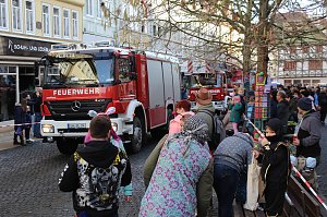 Fr&ouml;hliche Menschen feierten bei strahlendem Sonnenschein den Karnevalsumzug durch Bad Langensalza