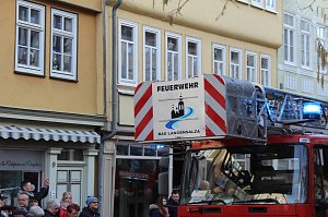 Fr&ouml;hliche Menschen feierten bei strahlendem Sonnenschein den Karnevalsumzug durch Bad Langensalza